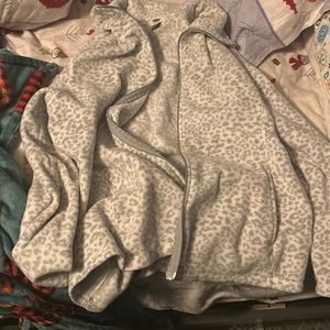 brand: old navy color: grey & white leopard print jacket size: XL